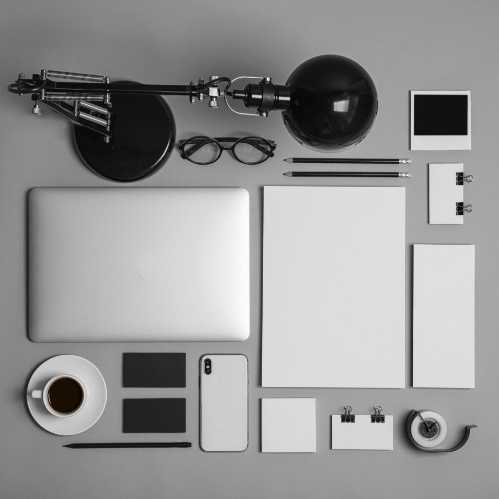 Agentur für visuelle Kommunikation: Was steckt wirklich dahinter? 1 Kasseler Agentur für visuelle Kommunikation – Branding Materialien Draufsicht – SAXAR Marketing